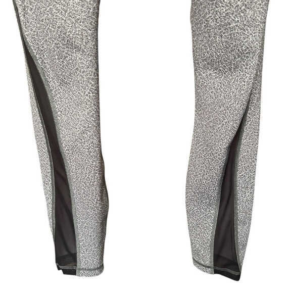 Lululemon Train Times 7/8 Pant in Fractal Alpine White/Black Gray Size:4 - Picture 9 of 11